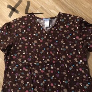 Xl Brown scrub top with circle pattern